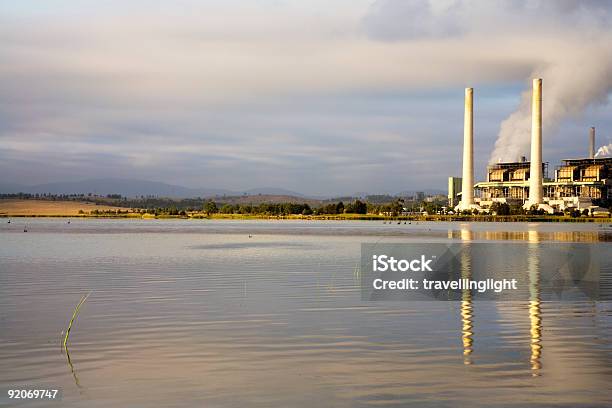 Foto de Estação Elétrica A Carvão Refletindo No Lago Austrália e mais fotos de stock de Combustível fóssil