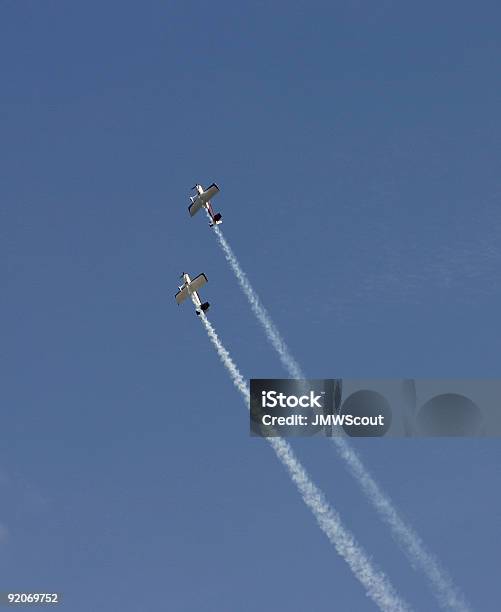 Dos Aerobatic Aviones En Airshow Foto de stock y más banco de imágenes de Color - Tipo de imagen - Color - Tipo de imagen, Experimento científico, Fotografía - Imágenes