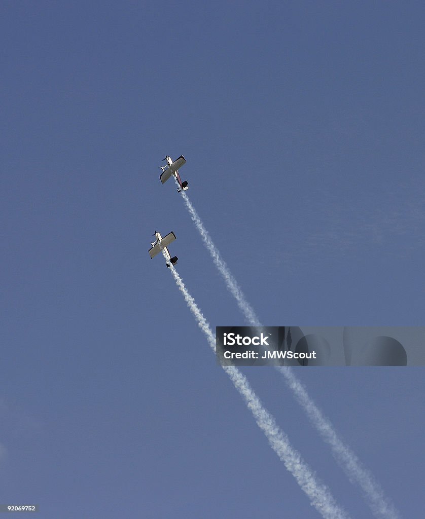 Due aerobatic in aereo nello Spettacolo di acrobazie aeree - Foto stock royalty-free di Composizione verticale