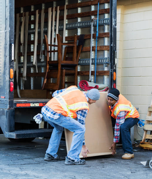 due operai con un camion, in movimento grande scatola - moving van relocation truck box foto e immagini stock