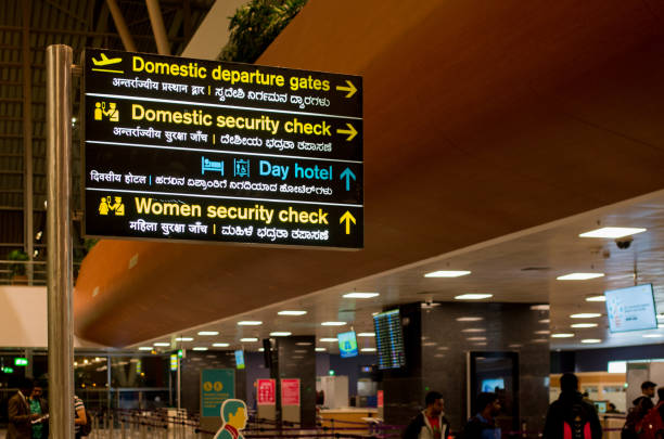 domestique départ à l’aéroport de bangalore, inde - airport india arrival departure board delhi photos et images de collection