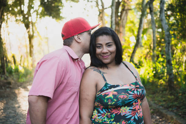 vertrouwen braziliaanse paar - pregnant count stockfoto's en -beelden
