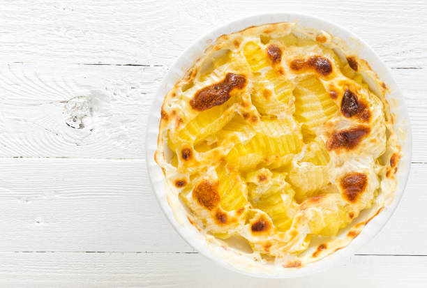 gebackene kartoffel-gratin mit knoblauch, sahne und parmesan - dauphinois stock-fotos und bilder