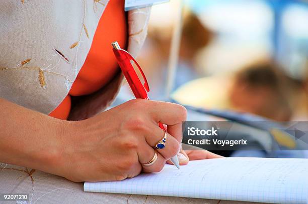 Estudiantes De Escritura Cuadernos De Reuniones Y De Conferencias Foto de stock y más banco de imágenes de Adulto