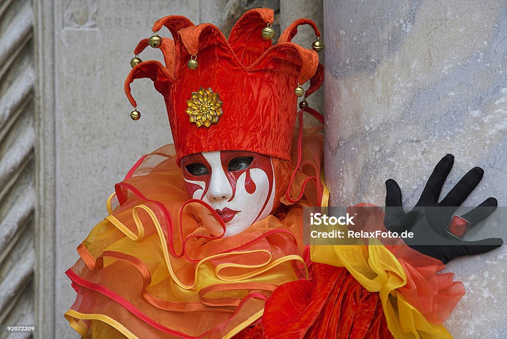 Maschera Di Donna Con Rosso Arlecchino Costume Di Carnevale Di Venezia -  Fotografie stock e altre immagini di Adulto - iStock