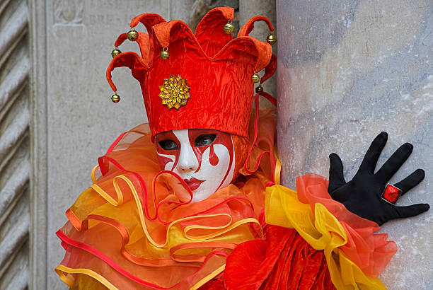 雌マスク、レッドの harlequin の衣装にベニスのカーニバル - mythology venice italy carnival mask ストックフォトと画像