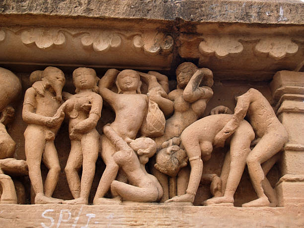 kamienne rzeźby rzeźbione erotyki - khajuraho india sexual activity temple zdjęcia i obrazy z banku zdjęć