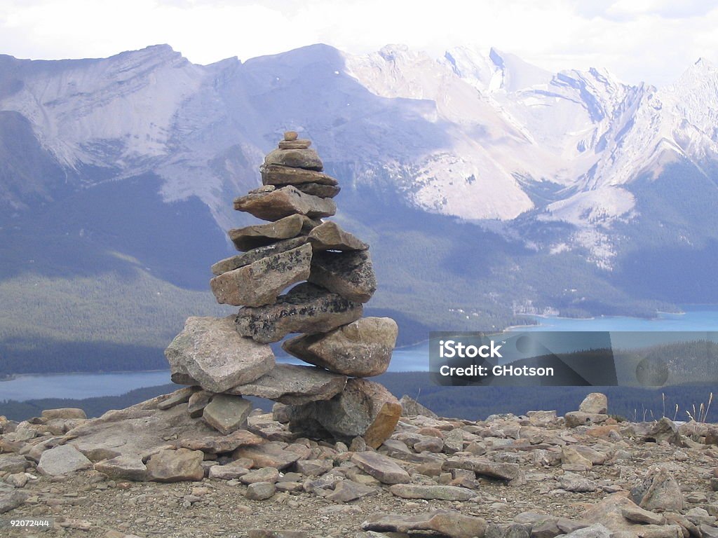 Inukshuk sulla cima di montagna - Foto stock royalty-free di Albero