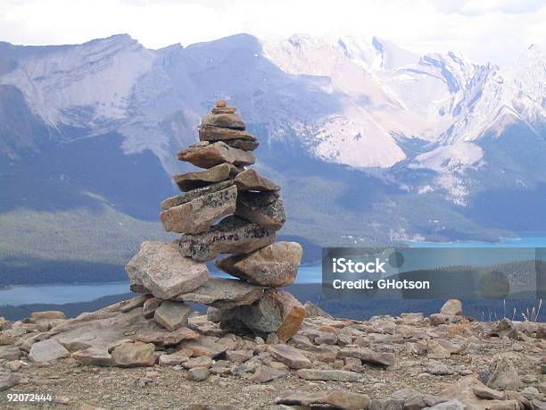 Inukshuk Sulla Cima Di Montagna - Fotografie stock e altre immagini di Albero - Albero, Alberta, Ambientazione esterna