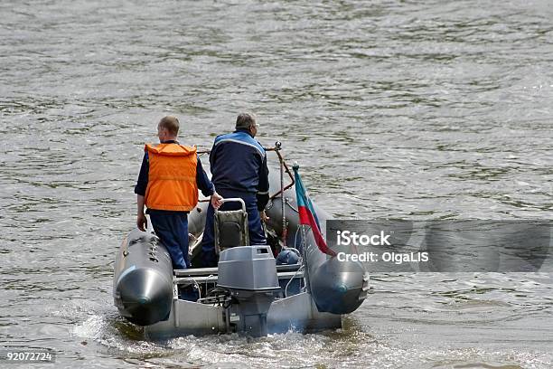 Ahorro En Bote Foto de stock y más banco de imágenes de Angustiado - Angustiado, Embarcación marina, Aferrarse