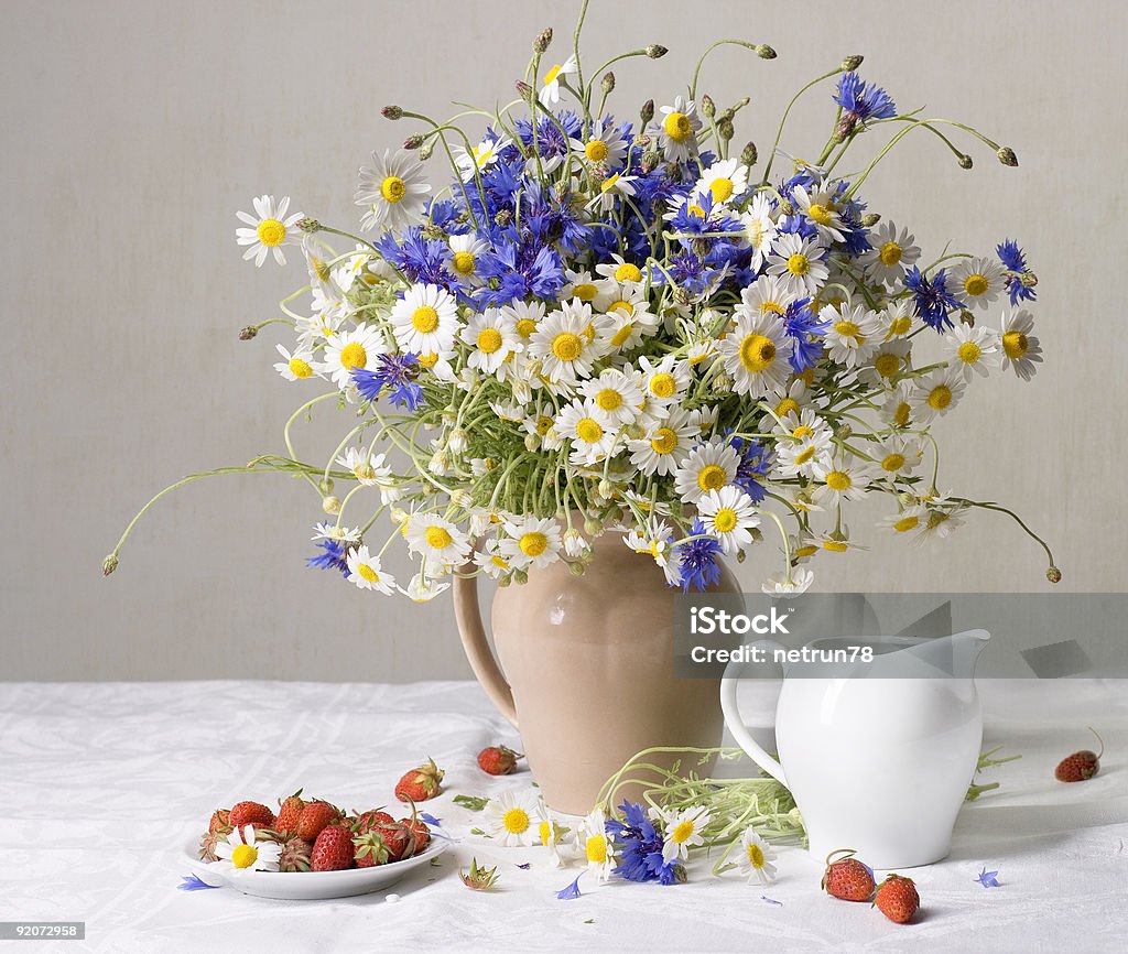 Morangos e flores silvestres - Foto de stock de Amarelo royalty-free