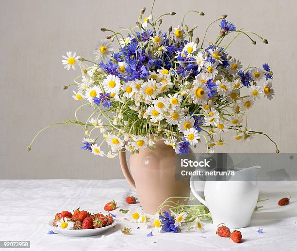 Foto de Morangos E Flores Silvestres e mais fotos de stock de Amarelo - Amarelo, Azul, Baga - Fruta