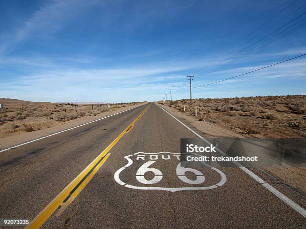 Route 66 - Fotografias de stock e mais imagens de Número 66 - Número 66, Califórnia, Victorville