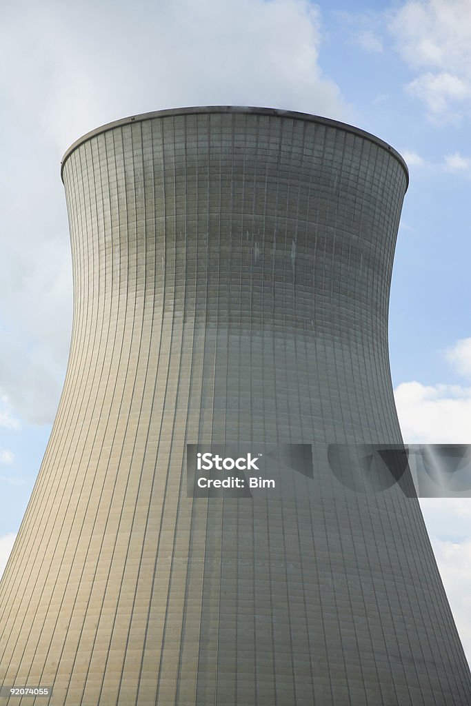 Атомная электростанция - Стоковые фото Силосная башня роялти-фри