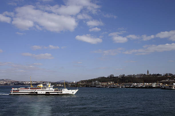 ferry à istanbul - bhosporus photos et images de collection