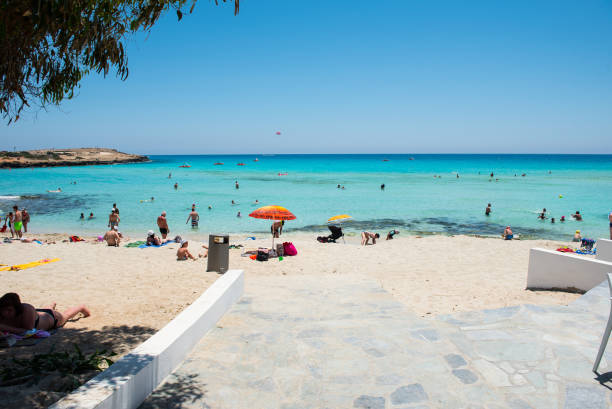 resort sulla spiaggia di nissi. sabbia bianca e acqua di mare cristallina. cyprus - 18602 foto e immagini stock