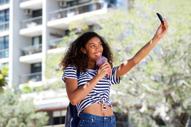 cool giovane donna afroamericana scattare selfie all'aperto - blueberry smoothie milk shake drink foto e immagini stock