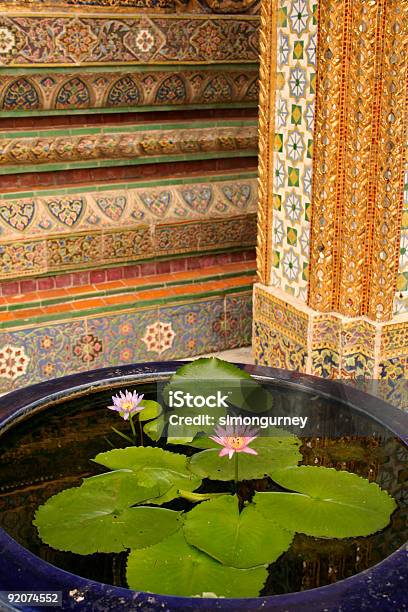 Acqua Di Fiori Grande Palazzo Reale Di Bangkok - Fotografie stock e altre immagini di Acqua - Acqua, Ambientazione esterna, Ambientazione tranquilla