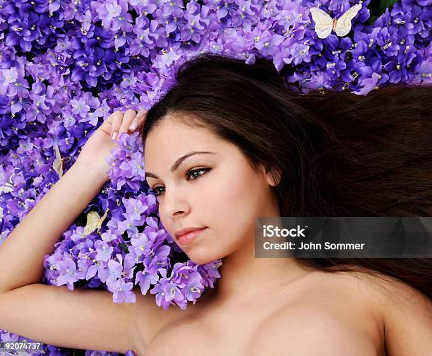 Mujer Hermosa En La Cama De Flores Foto de stock y más banco de imágenes de 20 a 29 años - 20 a 29 años, Adolescente, Adulto