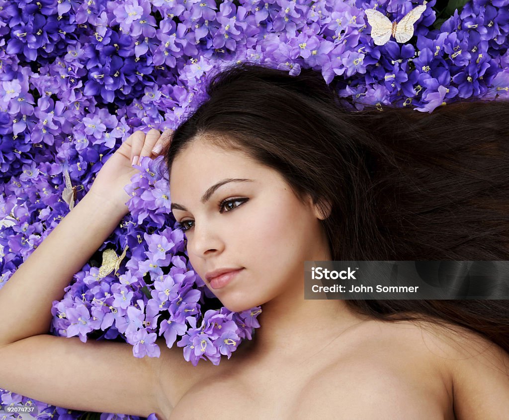 Mulher bonita na cama de flores - Foto de stock de 20 Anos royalty-free