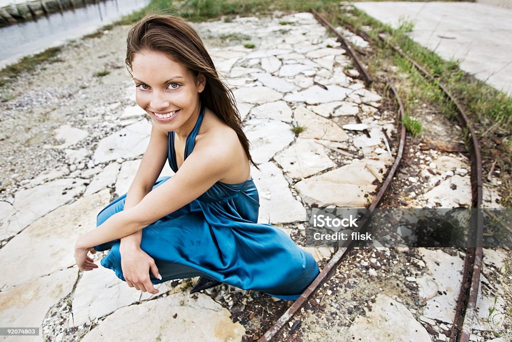 Ritratto di un sorridente femmina - Foto stock royalty-free di Accovacciarsi