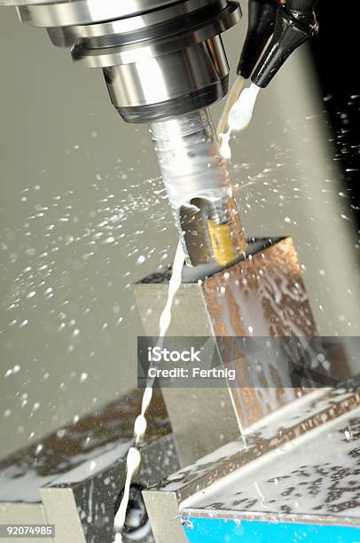 Foto de Máquina Cnc Ferramenta De Aço Em Uma Máquina Loja e mais fotos de stock de Aço - Aço, Equipamento industrial, Fluido refrigerante