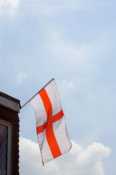 flaga anglii - english flag st george flag flying zdjęcia i obrazy z banku zdjęć