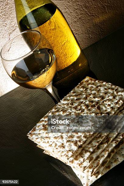 Vino Y Matzoh Foto de stock y más banco de imágenes de Alimento - Alimento, Bebida, Bebida alcohólica