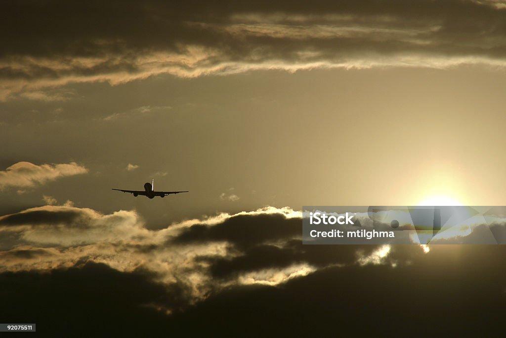 Aeroplano in volo al tramonto - Foto stock royalty-free di Aeroplano