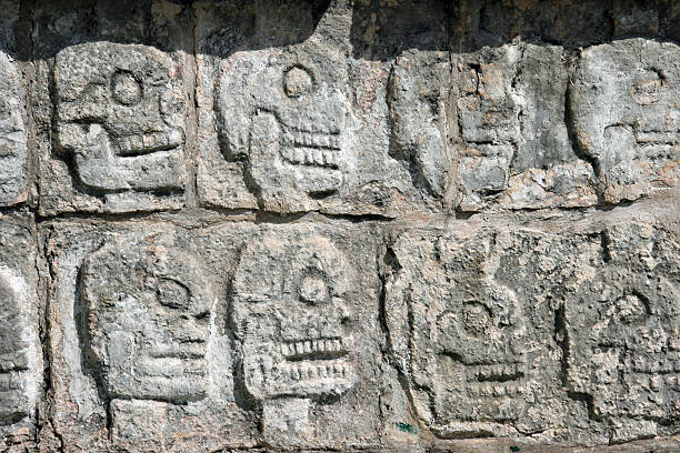 tzompantli.chichen itza - tzompantli foto e immagini stock