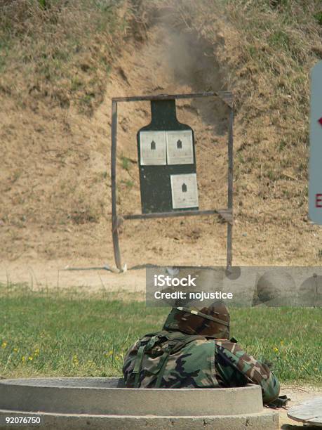 Treino De Pontaria - Fotografias de stock e mais imagens de Agressão - Agressão, Alvo, Apontar