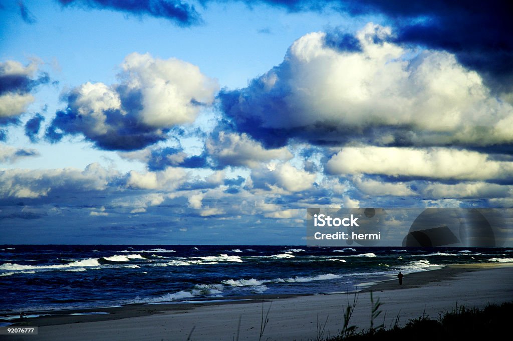 Burzliwe niebo by the sea - Zbiór zdjęć royalty-free (Bez ludzi)