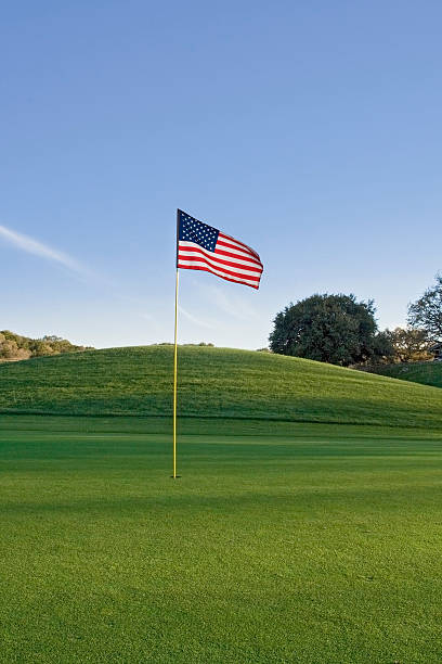 Bandeira dos EUA sobre putting green - foto de acervo