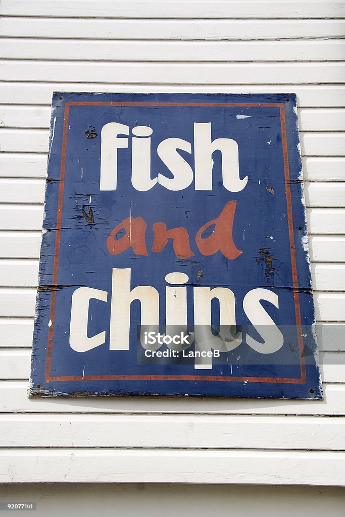 Curado pescado con papas fritas señal en seaside - Foto de stock de Color - Tipo de imagen libre de derechos