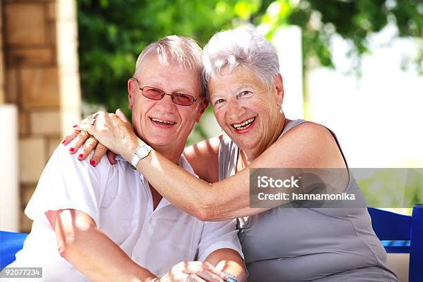 Hermosa Madre E Hijo Senior Sonriendo Foto de stock y más banco de imágenes de Fiesta - Fiesta, Tercera edad, Adulto maduro