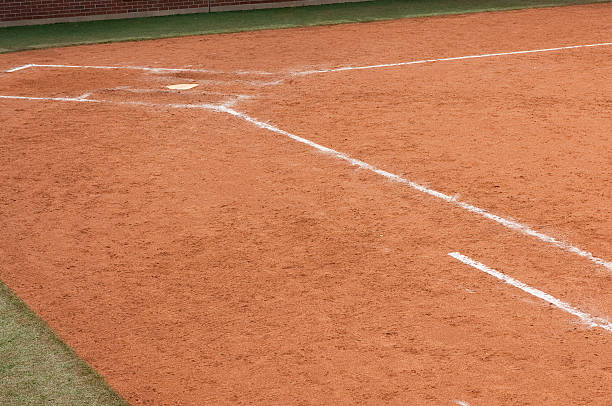 campo da baseball al partita di baseball - baseball infield baseline close up foto e immagini stock