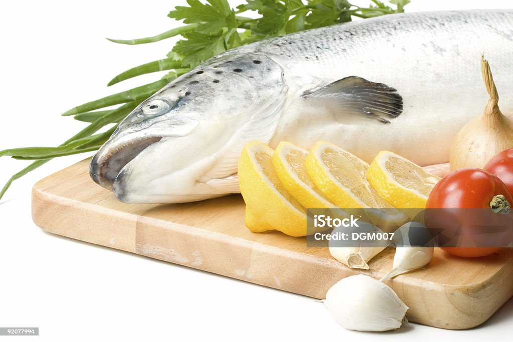 Salmão fresco com produtos hortícolas - Royalty-free Alho Foto de stock