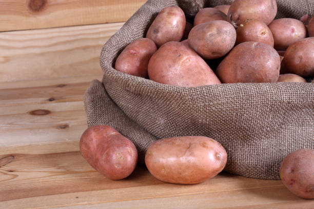 istock Pink potatoes in bag 920782434