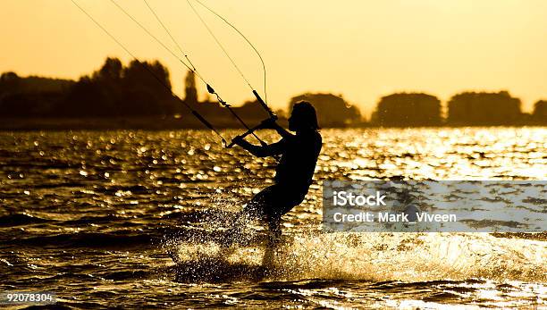 Zachód Słońca Kiteboarding - zdjęcia stockowe i więcej obrazów Bez ludzi - Bez ludzi, Fala - Woda, Fotografika