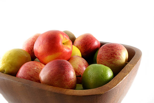 Frutas en tazón de madera - foto de stock