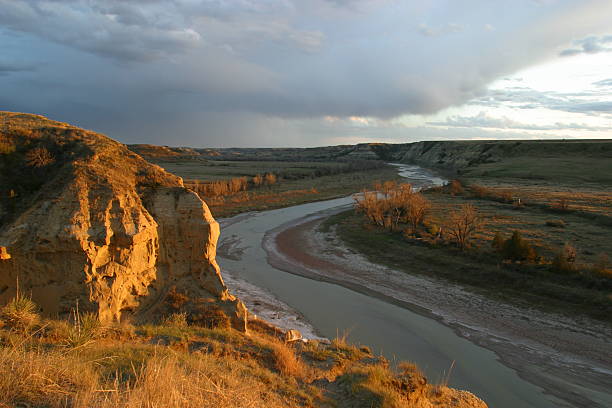 little río missouri. - north dakota fotografías e imágenes de stock