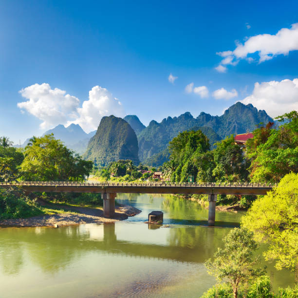 incredibile paesaggio di fiume tra le montagne. laos. - vang vieng foto e immagini stock