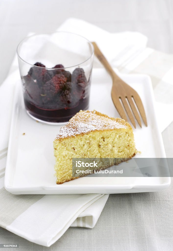 Génoise avec Coulis de baies de côté - Photo de Gâteau chiffon libre de droits