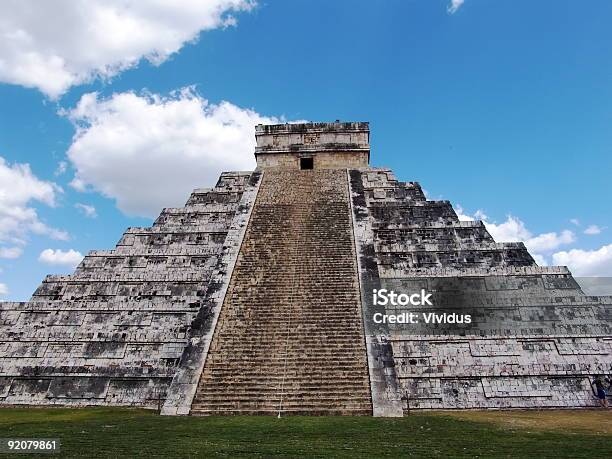 Las Pirámides Mayas En Chichen Itzá Foto de stock y más banco de imágenes de Color - Tipo de imagen - Color - Tipo de imagen, Fotografía - Imágenes, Horizontal