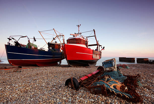 aringa imbarcazioni - fishing boat trawler nautical vessel hastings england foto e immagini stock