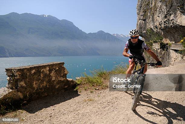 Controladores De Mountainbike En Que Freno Foto de stock y más banco de imágenes de Andar en bicicleta - Andar en bicicleta, Bicicleta, Lago de Garda