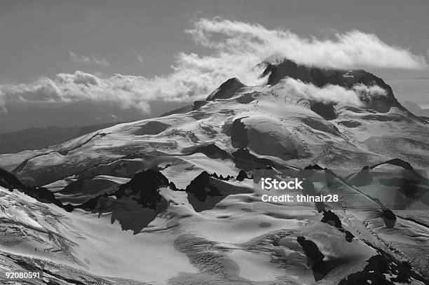 Montagna Drammatica Vetta - Fotografie stock e altre immagini di Neve - Neve, Pista da sci, Ripido