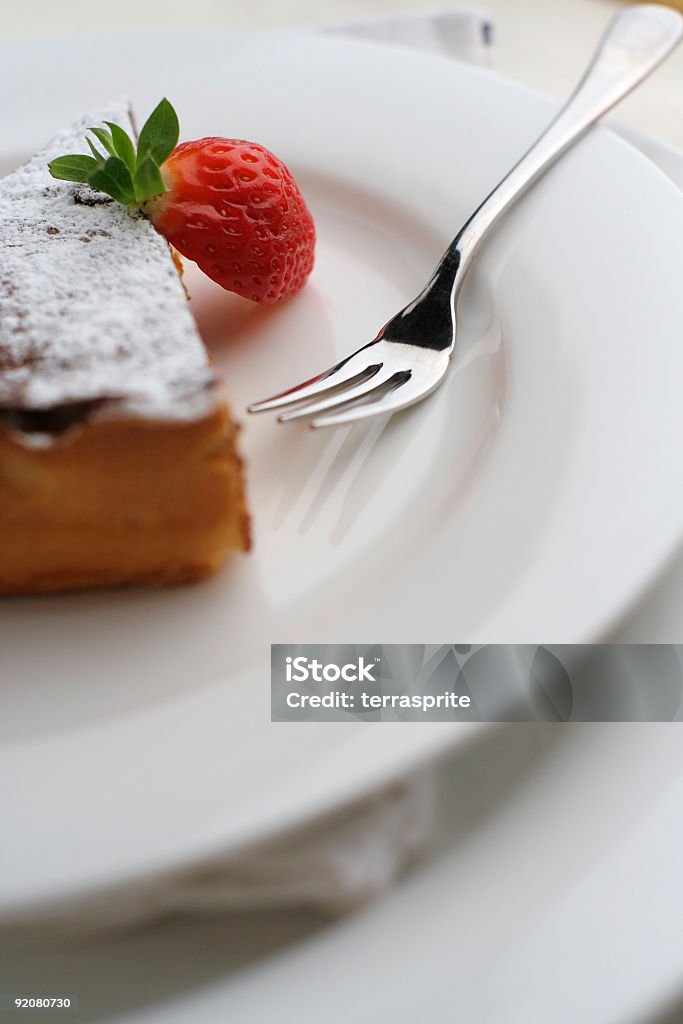 Pastel de queso y Chocolate postres con fresas - Foto de stock de Al horno libre de derechos