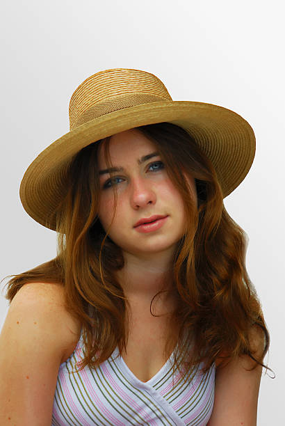 fille avec un chapeau de paille - lucy pearson photos et images de collection