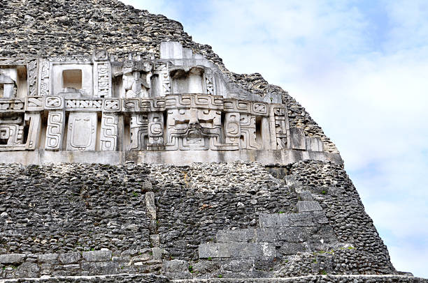 Antica civiltà Maya sculture a Xunantunich in Belize - foto stock